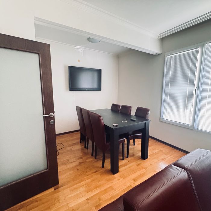 Дава се под наем Тристаен апартамент в София, Център - 90 кв.м за 847.62 € - Снимка #2