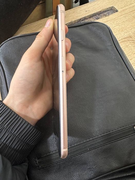 iphone 8plus sotiladi narxi 1800 kelishadigani bor