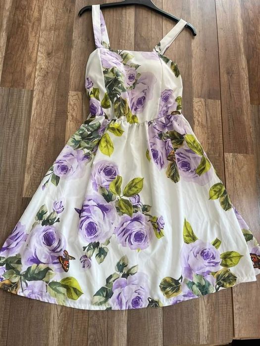 Рокля с флорални мотиви