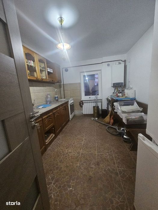 Obcini, parter- vand apartament de 3 camere, perfect spatiu/cabinet.