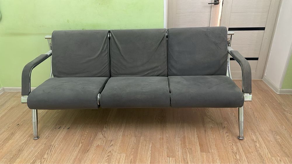 Диванчик с двумя креслами