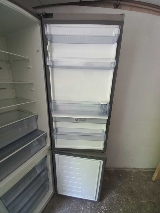 Combina frigorifica Beko ,355 litri,NoFrost, H=203 cm,dozator de apa.