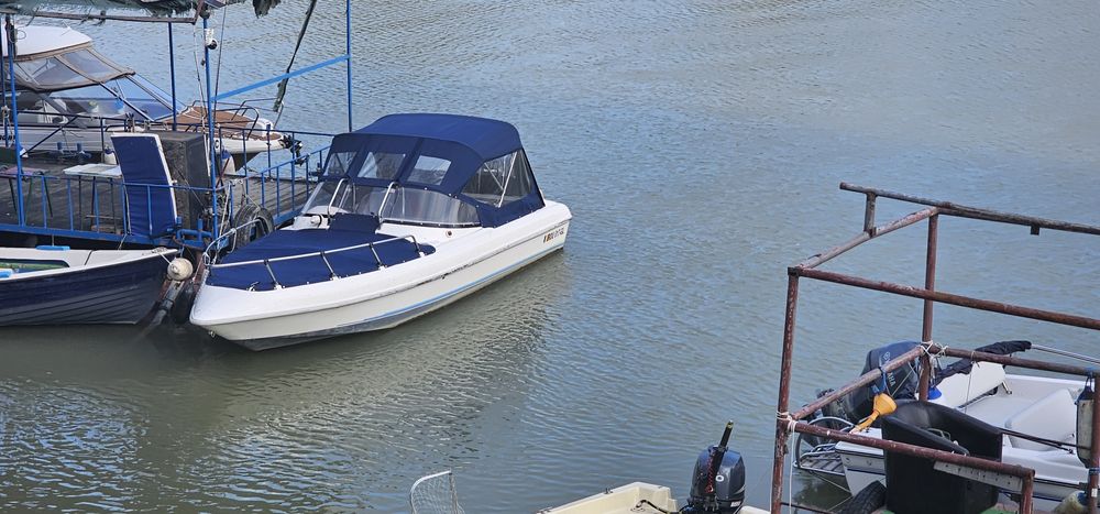 Vand barca cu motor si peridoc