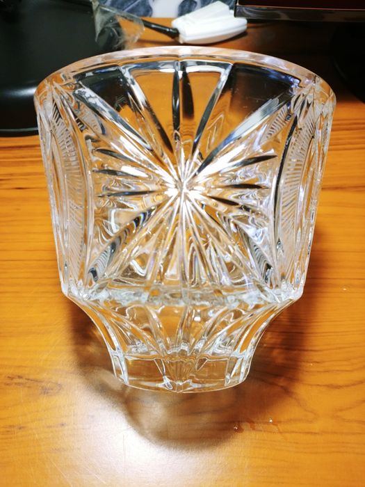 Продаю хрустальную конфетницу