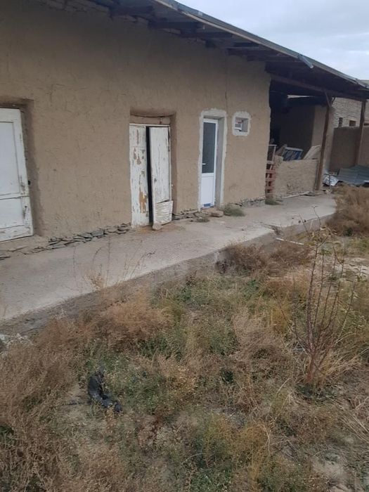 Farxod savxozdan hovli sotiladi 2-3 xonali uyga almashamiz