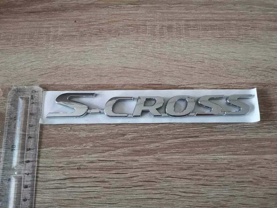 сребрист надпис Suzuki S-Cross
