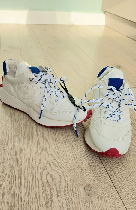 Продам новые кроссовки