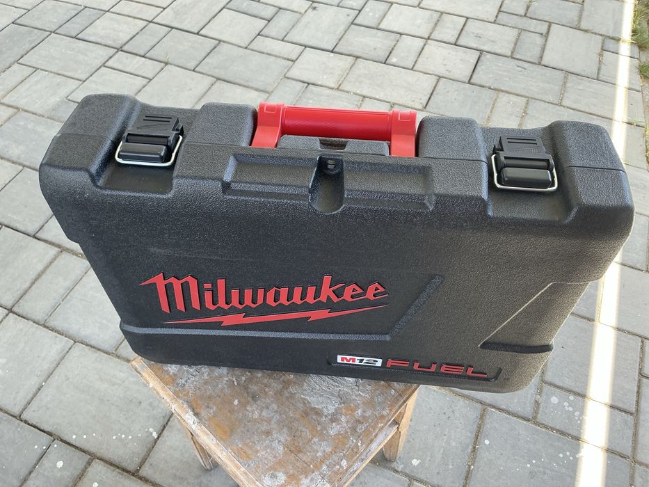 Vind Milwauke M12 CH nou la cutie cu doi acum si cutie