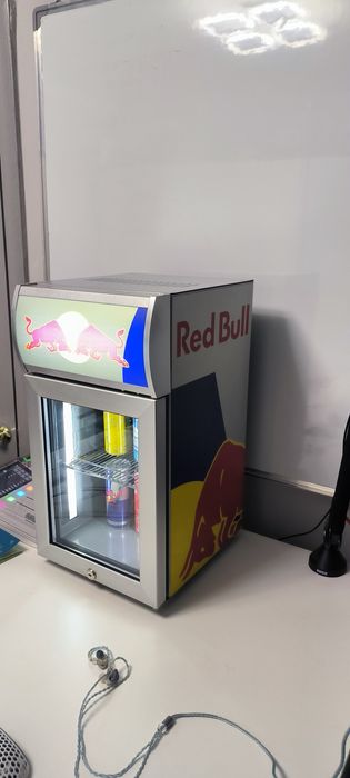 Холодильник redbull.