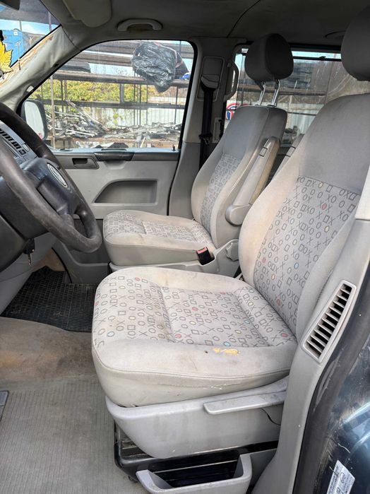 Dezmembrez Volkswagen TRANSPORTER T5 CARAVELLE 2.5 TDI 131 cp AXD 2008