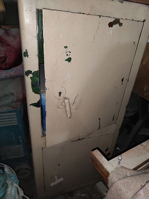 Продам сейф , железный шкаф