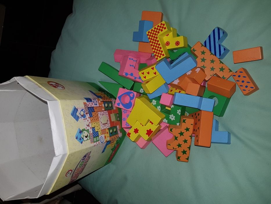 Много дървени играчки, някои нови