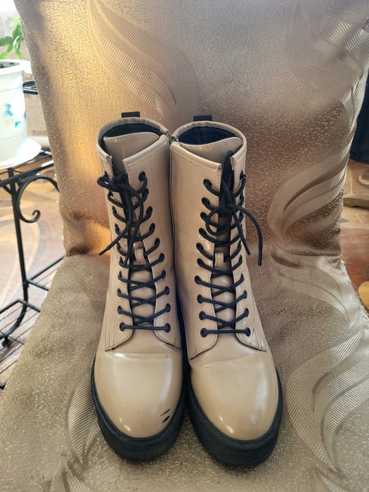 Бежевые ботинки зимние