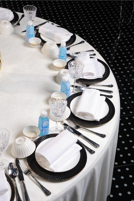 Прокат : стол, стул и посуда