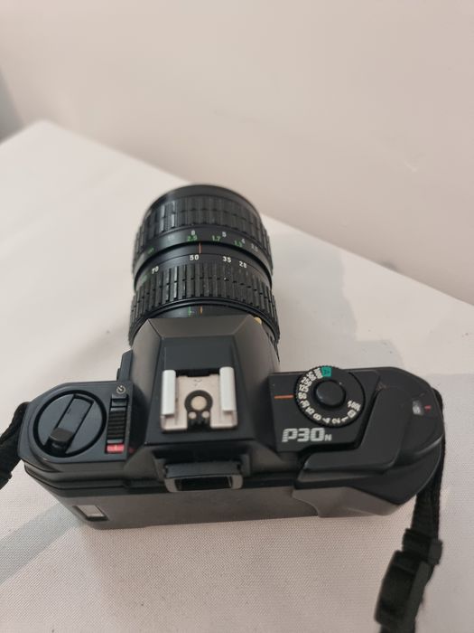 Pentax P30N cu obiectiv Pentax-A 28-80mm
