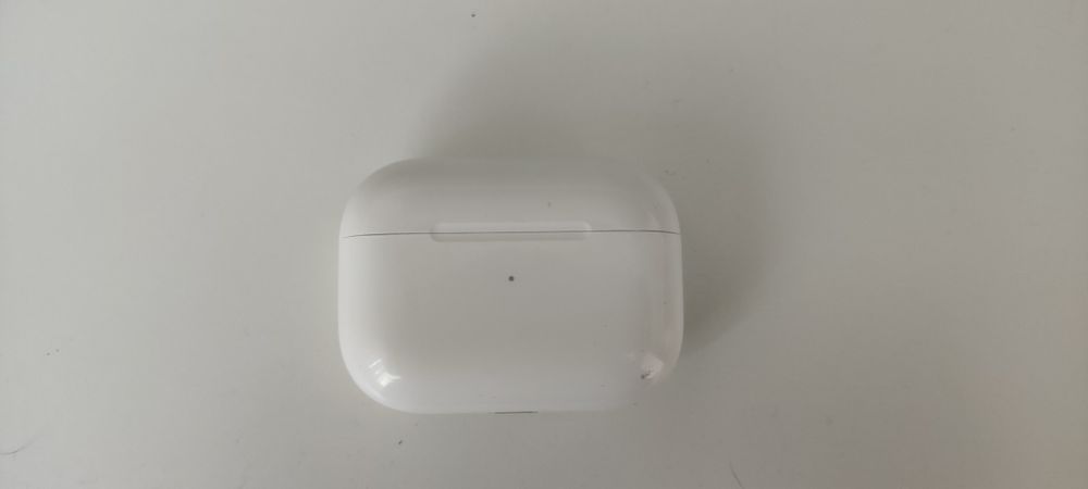 Продам оригинал кейс от  airpods pro