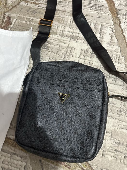 Чанта на Guess.