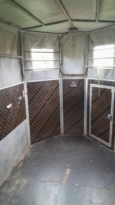 Vând remorca de cai