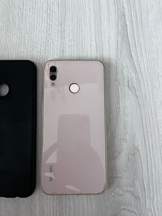 смартфон Huawei P20 Lite.