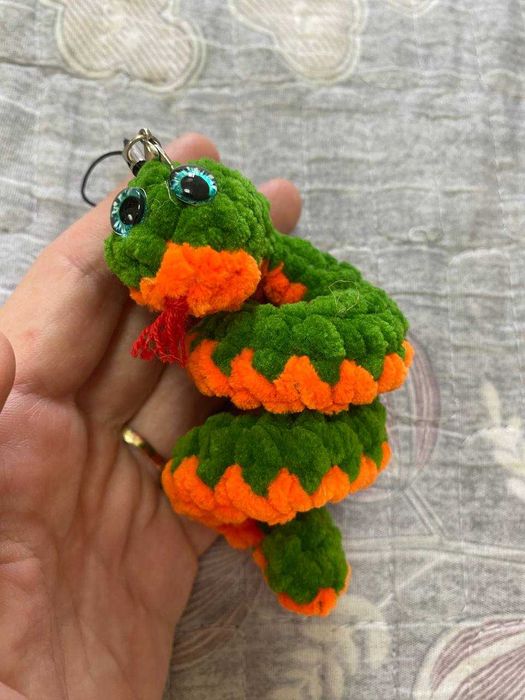 Вязаная игрушка Змейка
