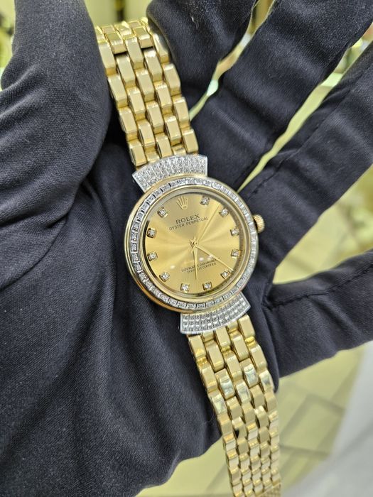 Женские золотые ролексы с бриллиантами
Очень нежная и классическая мод