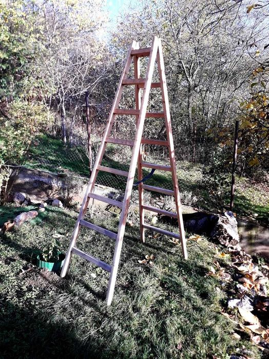 Продавам здрава двойна дървена стълба