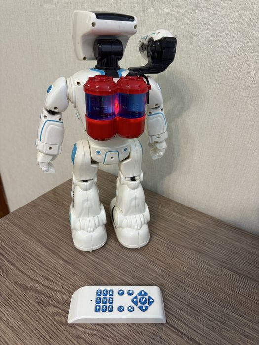 Робот белый, разговаривает