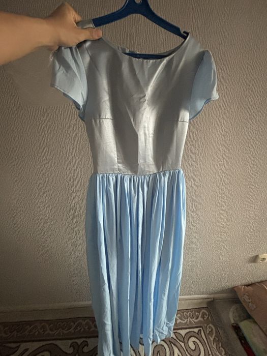 Голубой платье размер S ( очень красивая)