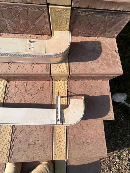 Продам б/у карнизы