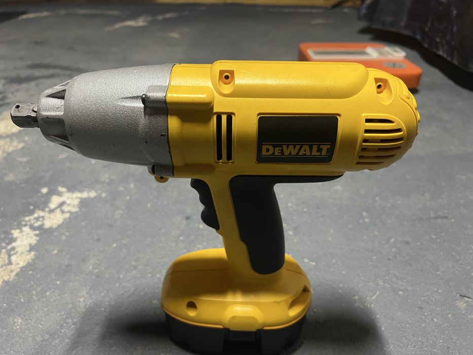 Vând impact dewalt 18 v