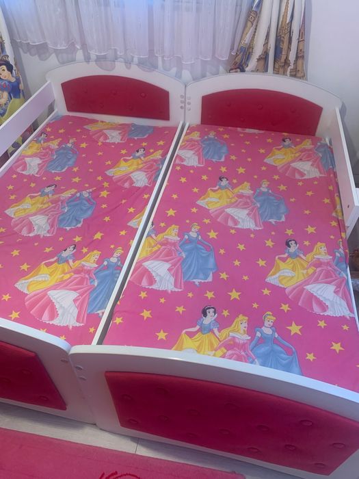 Vând două paturi pentru fetițe