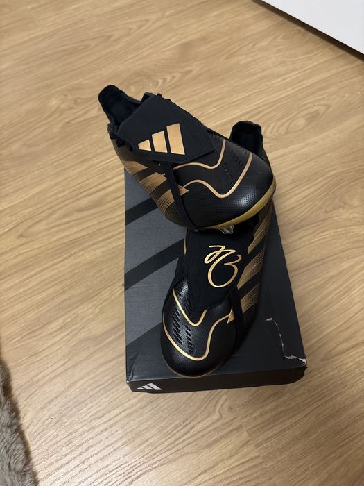 бутонки Adidas “Predator” League.