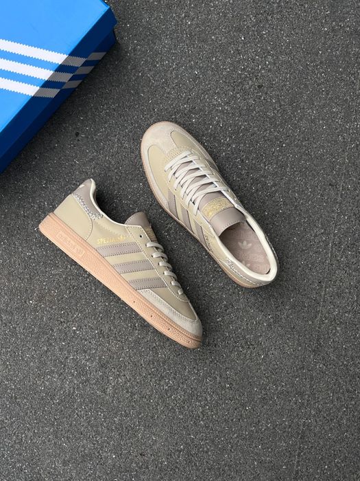 Продам кроссовки женские