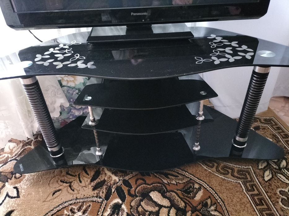 Тумба под телевизор, стекло