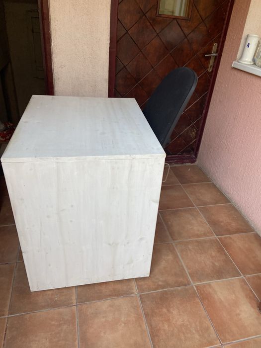 Vind urgent  trei birouri  noi unul de dimensiuni mici .,