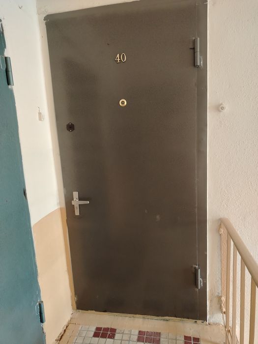 Uy  sotiladi srochna  Uchtepa 15 Kv  22 dom 5 etaj 40 kv