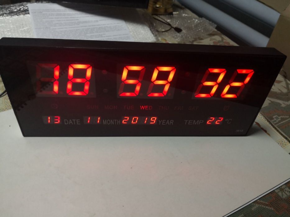 Ceas de perete cu led rosu sau alb cu alarma