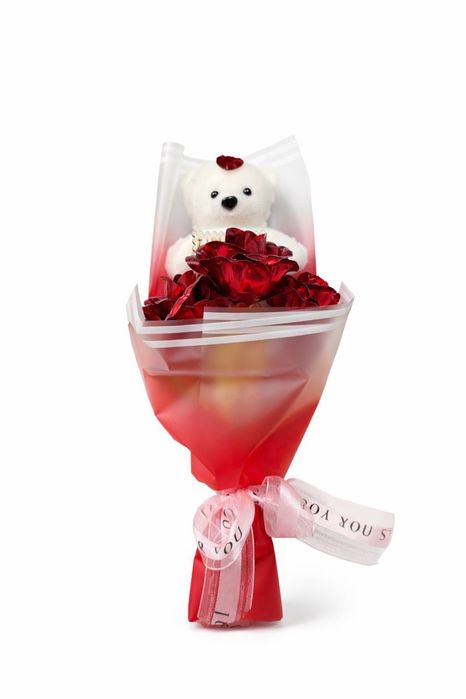 Cutie cadou cu trandafiri din sapun si urs de plus, tip buchet