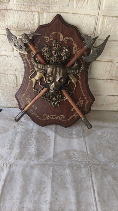 Настенное панно герб с алебардами.
