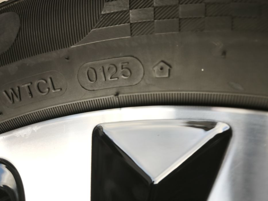 16" оригинални алуминиеви джанти за Toyota Yaris Hybrid.