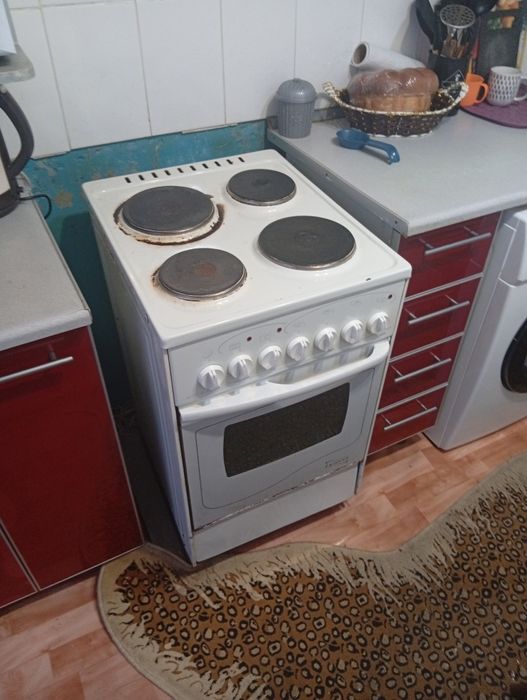 Плита комфортная шнур есть в комплекте