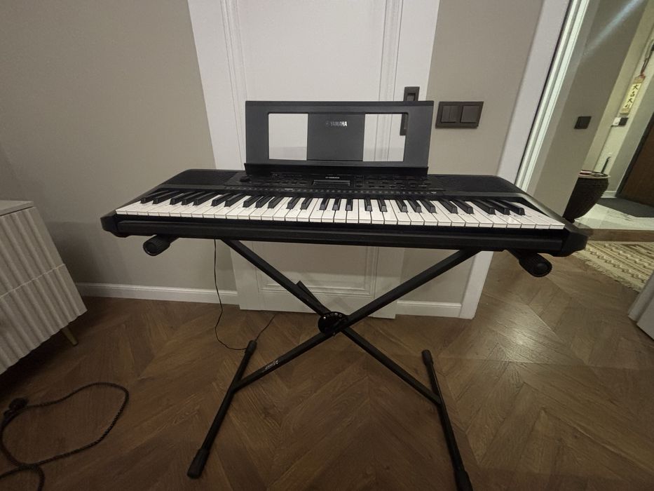 Синтезатор и стойка