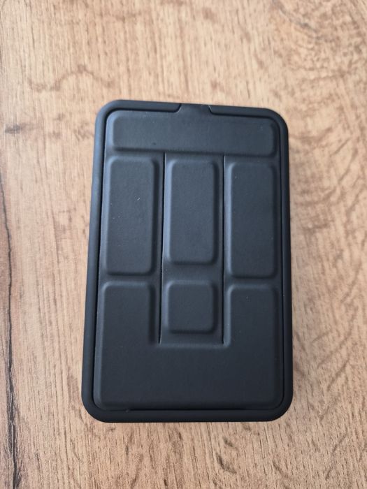 Power Bank 10000mAh c магнитна безжична зареждаща функция и вградена сгъваема стойка.