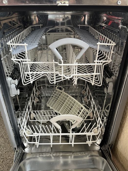 Продавам съдомияална за вграждане 50€