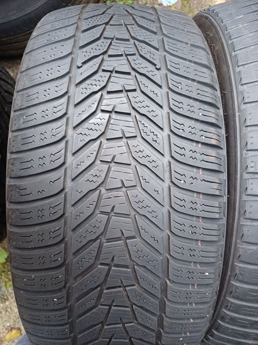 Vând 2 anvelope de iarna 225 40 r18 HANKOOK foarte bune din 2021