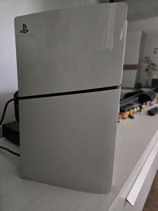 PS5, două controlere (funcționale), jocurile pe disc: FC26 Spider-man Miles Morales, Spider-man și celelalte jocuri digitale din imagini.