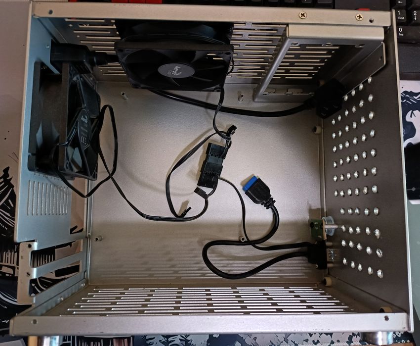 Mini-ITX корпус с закалённым стеклом