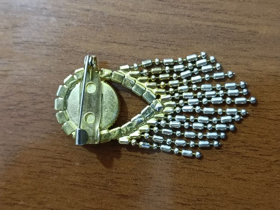 Продается Женская брошь