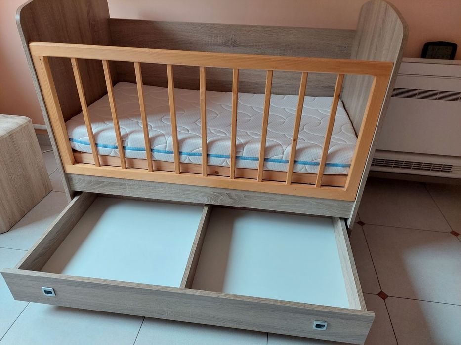 Дървена бебешка кошара с матрак