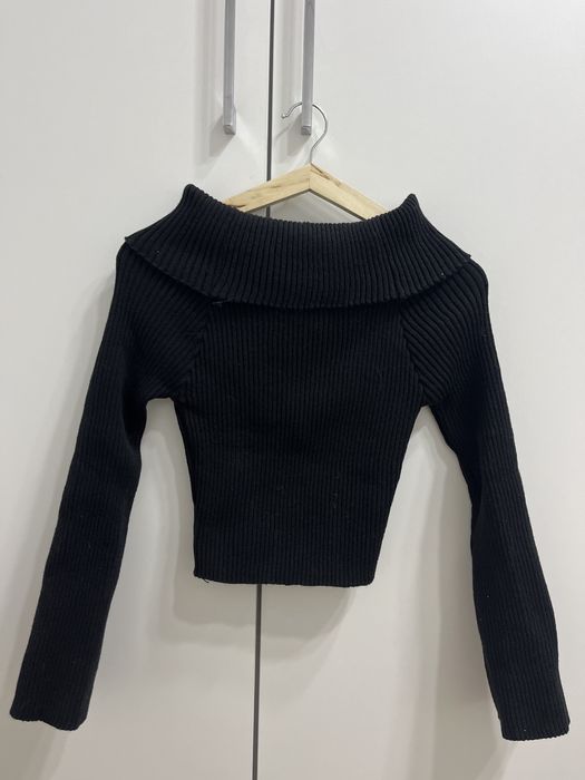 Кроп кофта с открытыми плечами (off-shoulder), в рубчик, с отворотом